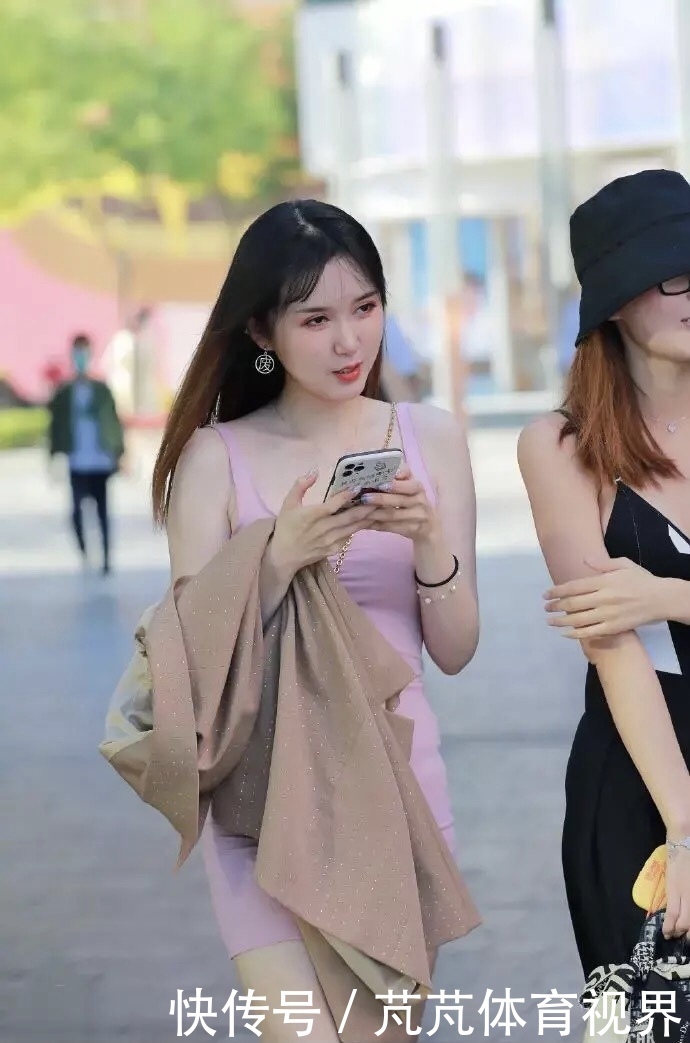 一顾倾人城，再顾倾人国，粉色吊带包臀裙演绎的温婉优雅之美