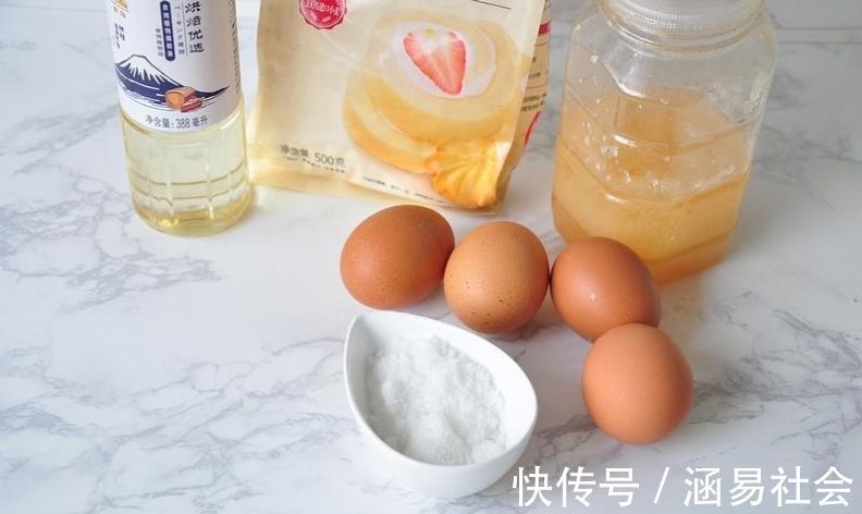 蜂蜜蛋糕|四个鸡蛋一碗面粉，做出妈妈爱吃的蜂蜜蛋糕，的确是小时候的味道