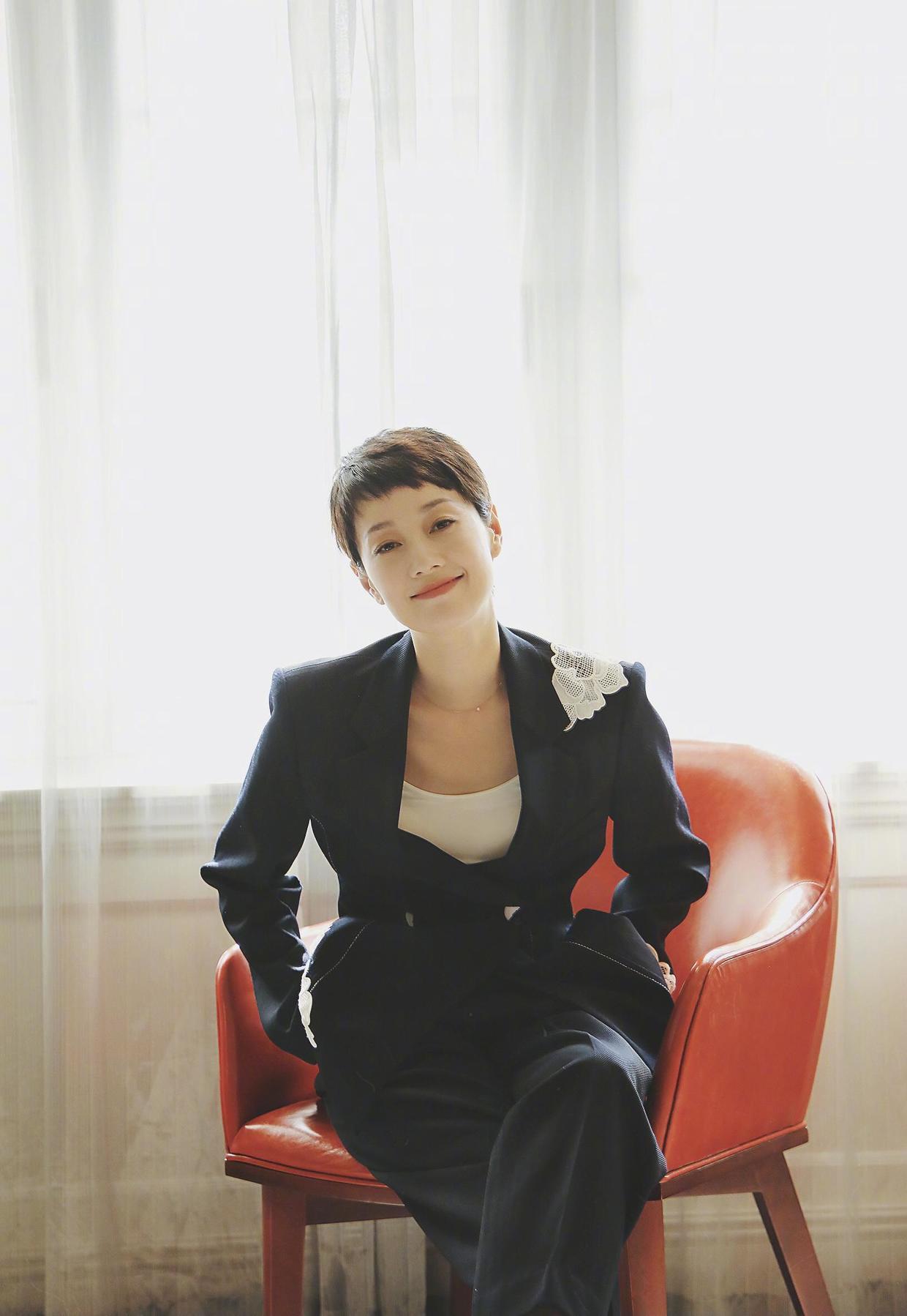 素颜|马伊琍够任性,素颜走机场,白色背心配破洞牛仔裤,依然高级时髦