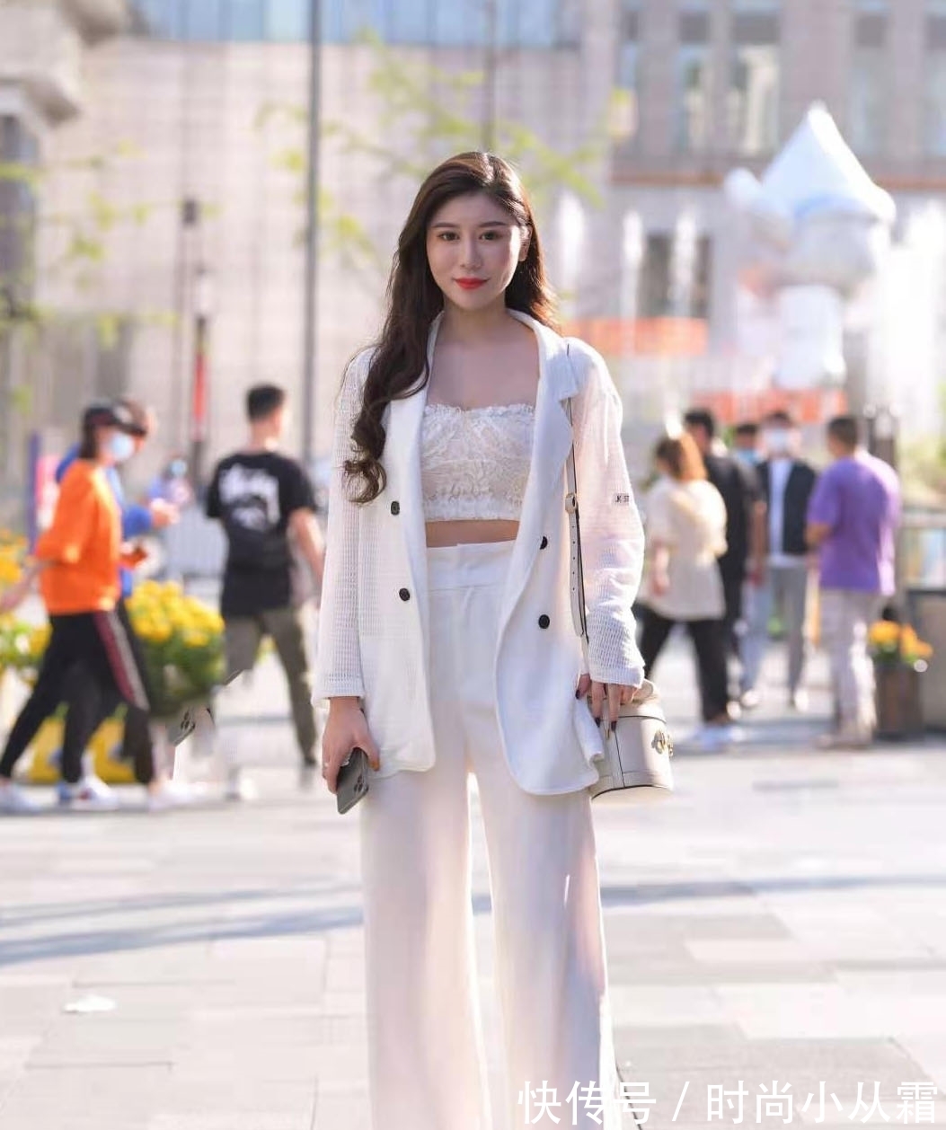 白色系|这套白色系搭配太高级了!西装+小短衫+休闲裤,时髦又显女人味
