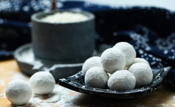 煮汤圆不要再水开下锅了，牢记3个重要技巧，汤圆个个软糯不破皮