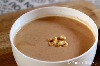 秋天,早餐多喝核桃露,营养比牛奶高,常喝补充营养,皮肤不干燥