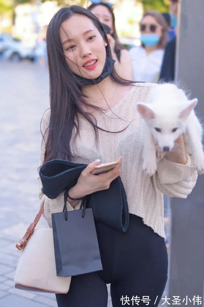 气质|美女街拍:普通人穿不出来的气质,这位姐姐轻松驾驭,好想请她共进晚餐