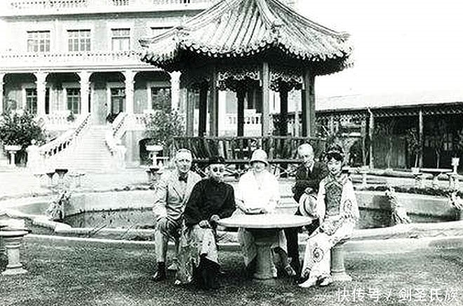 下班|溥仪下班准备挤公交，一群人突然跪地喊皇上，溥仪的反应绝了！