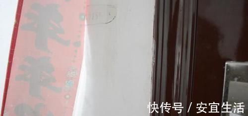 胶水|贴春联别用胶带了,教你一个简单的方法,美观又牢固,撕下不留痕