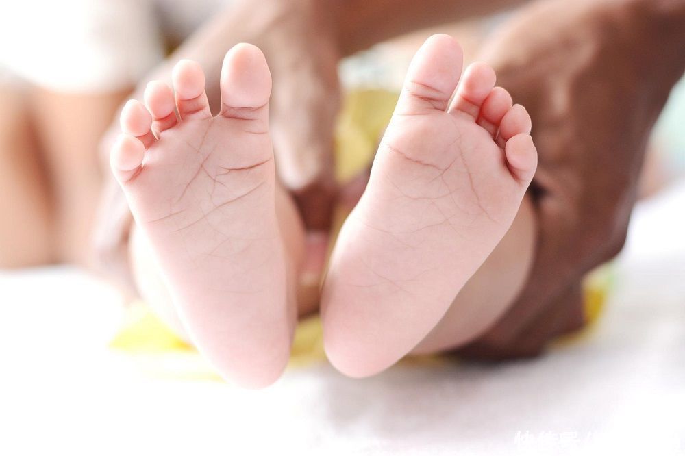 老人|宝宝在夏季是否穿袜子,宝妈和老人意见不同,哪个才是正确的?