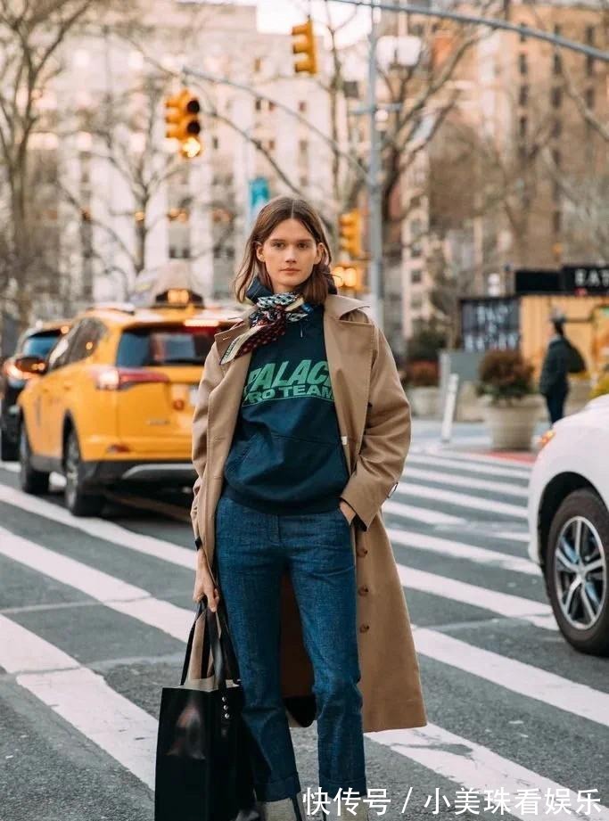 高跟鞋 今秋火了一种穿搭,叫“风衣+烟管裤”,时髦显瘦,谁穿谁美