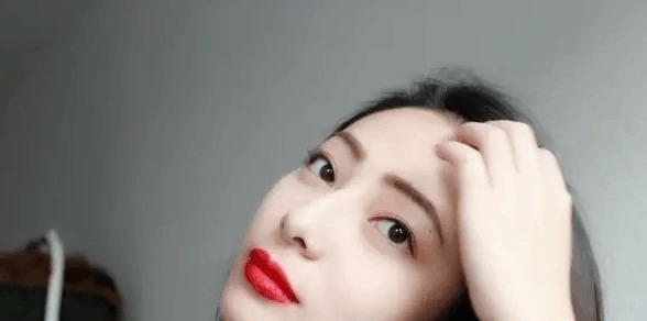 哑光 你适合涂口红还是涂唇釉?弄清楚3件事,可能你就明白了