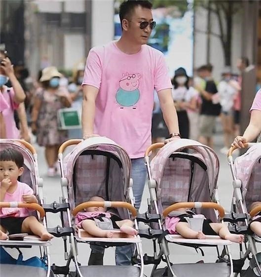 女儿|头胎双胞胎女儿,二胎四胞胎儿子,小两口带6个娃逛街太拉风