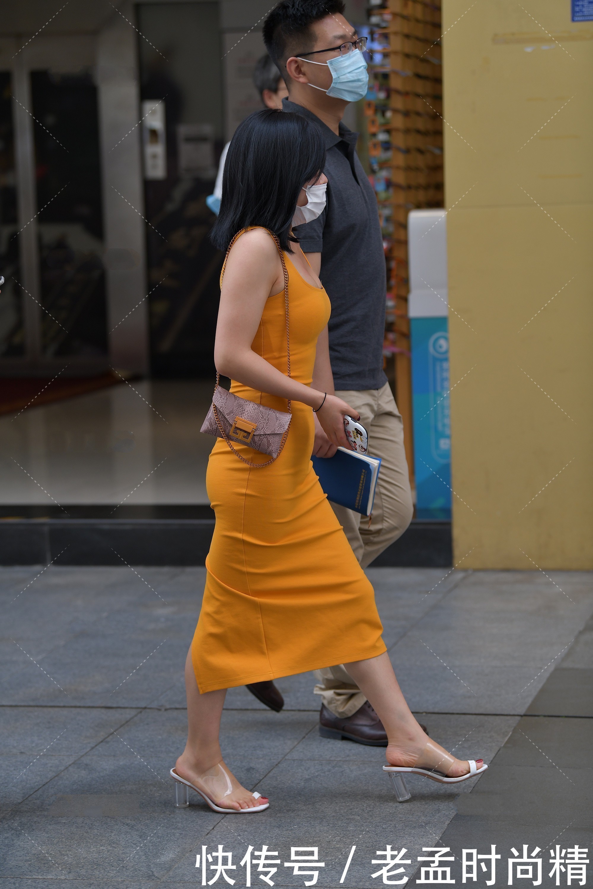 街拍:微胖女生适合什么样的衣服应该如何选择修身的裙子