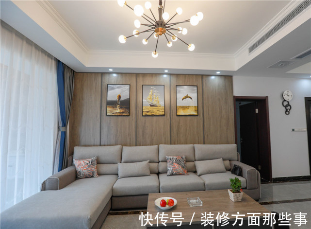 简洁|113平现代风三居室,在客厅黑灰中加入跳跃的亮色点缀