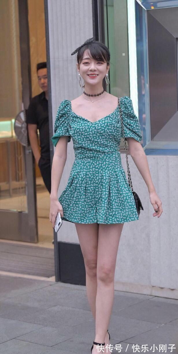 妹子们 连衣裙彰显又美又飒气质,凸显身材美感,尽显时尚气质