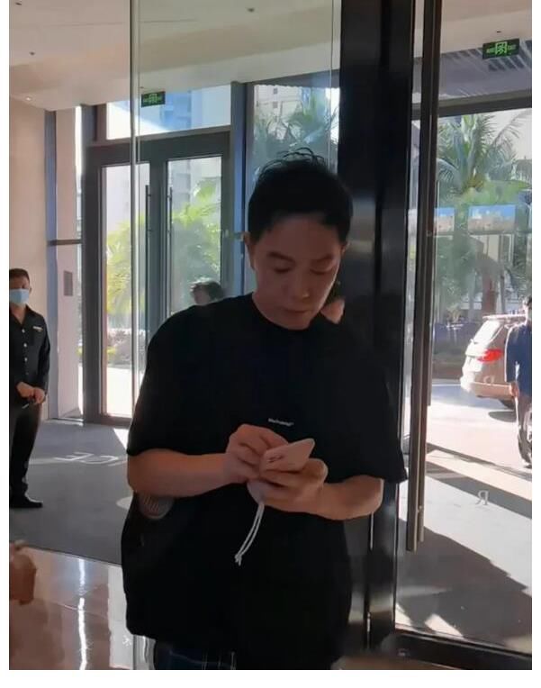 言承旭自從參加綜藝節目后身價暴漲，出入酒店被粉絲包圍翻紅成功