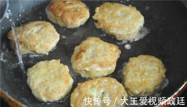 豆腐|三伏天,多给孩子做豆腐饼,薄皮脆嫩,香软好消化,比肉饼更香!