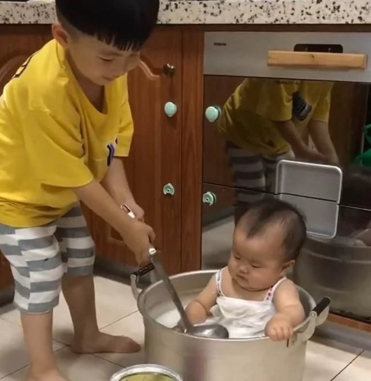 调皮|妈妈刚离开,哥哥就把弟弟放锅里,回来时“高汤”都熬好了