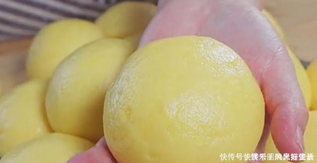 玉米面倒开水锅里,瞬间变成美味,一次就成功,老人孩子都爱吃