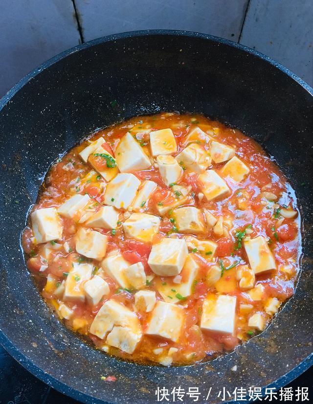 西红柿炖豆腐，美味特下饭，汤汁泡米饭，熊孩子能吃两大碗！