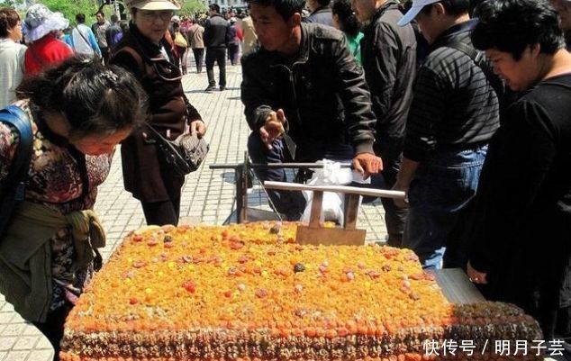 一刀穷一刀富,明码标价卖切糕,商家表示不宰客,为何无人买账?