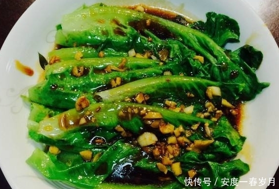 炒生菜,先放蒜还是后放蒜?顺序错了,难怪生菜发黑也不脆