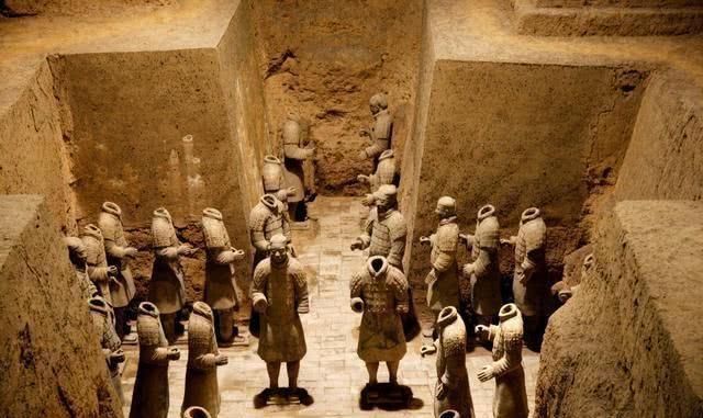 秦始皇陵里的宝剑为何自己能从弯变直?越王剑两千年为什么不生锈