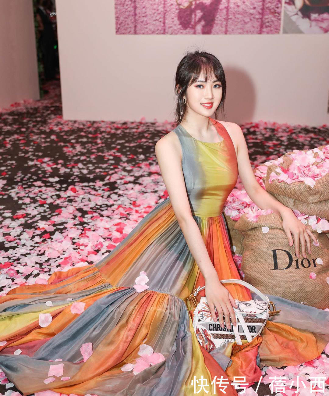 露肩|姚安娜终究是名媛,虽然被黑衣品差,翻身只需一条彩虹裙,太美了