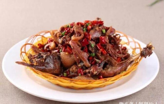 花雕手撕鸭、干煸松茸、红烧白鲳制作方法