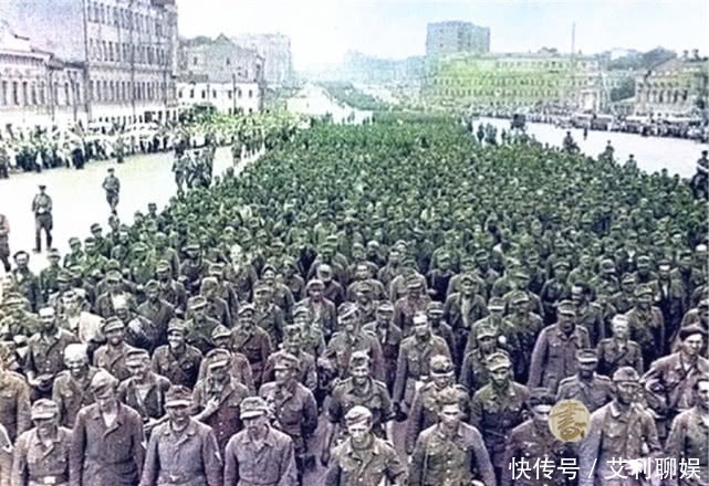 德军战俘|上色老照片:莫斯科战俘大游行,镜头下的德军满脸沮丧和悲伤