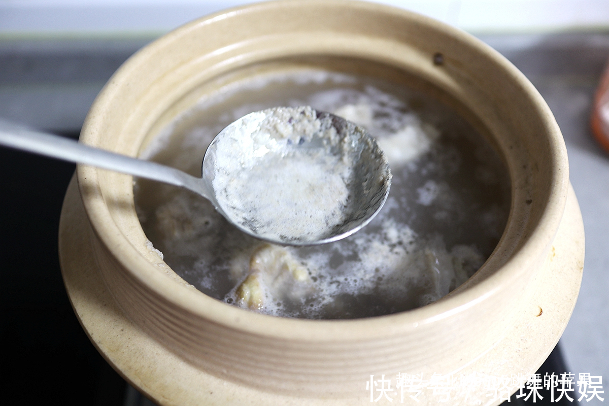 夏天|夏天多喝这汤,味浓肉烂不费事,3种材料扔进锅,乳白鲜汤喝2碗