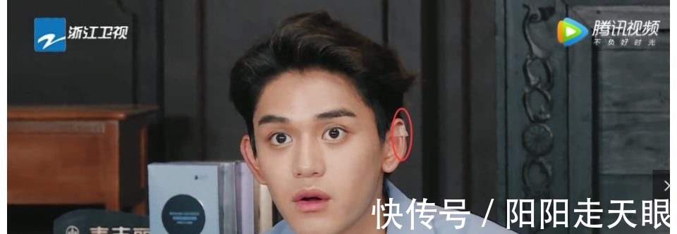 b《奔跑吧》黄旭熙耳朵上一直贴着胶布,真实原因让人心疼,一般人可想不到