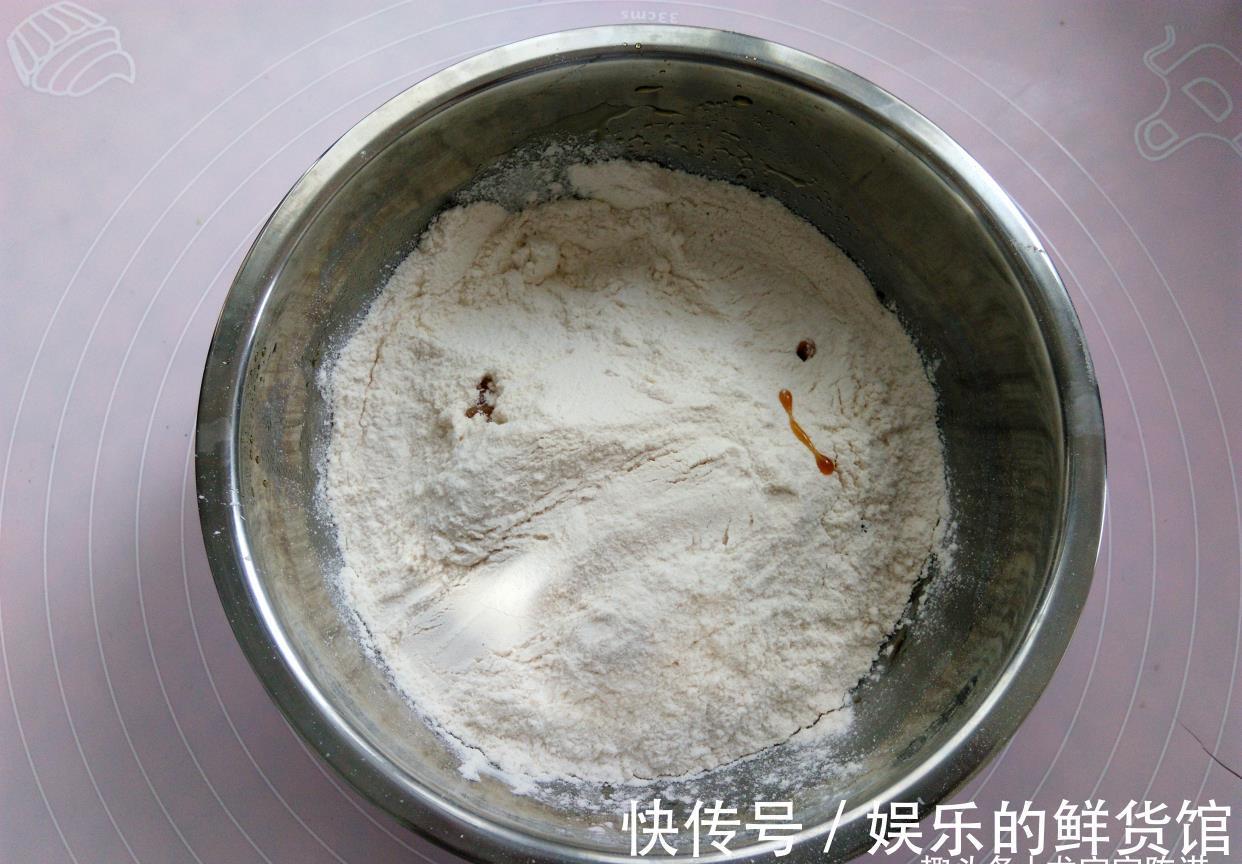 烤箱|自制五仁馅月饼,放白糖还是红糖,区别很大,别放错了