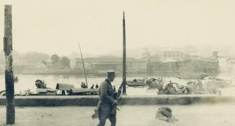 姨太太|他下令让士兵不抵抗自己带姨太太逃走,老蒋都看不过去,剥夺了他中将军衔