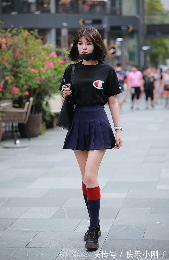 高跟鞋 白色波点连衣裙搭配贝雷帽的小姐姐,背影看上去也很美