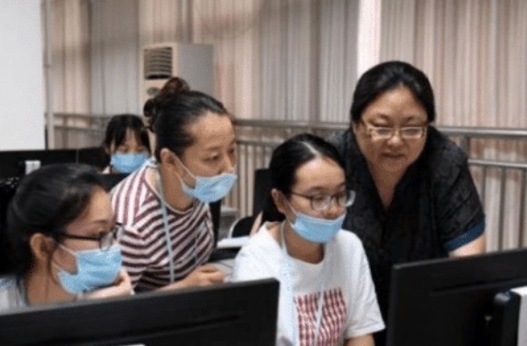 阅卷老师#大学生写字火了,全文没有一笔是弯的,阅卷老师:比生娃还折磨