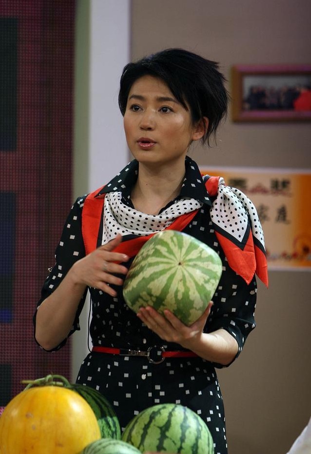 王小丫的这造型绝了，穿波点印花连衣裙搭配丝巾，更显得时尚