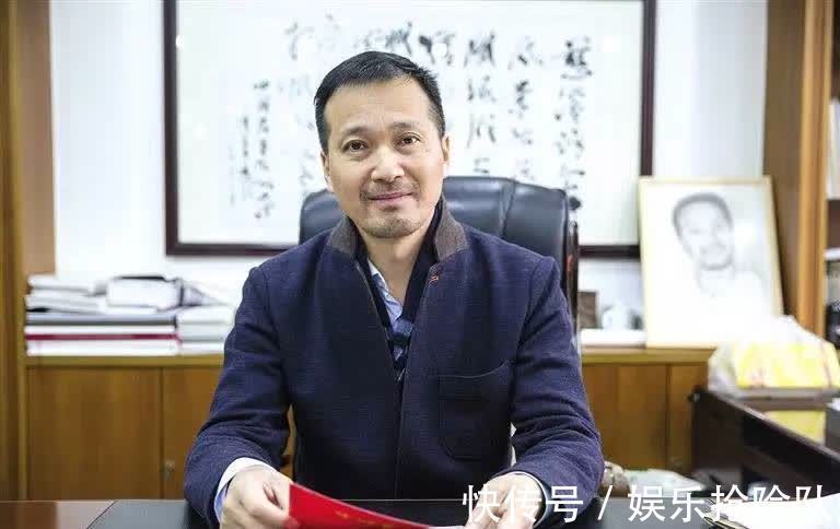 罚款|靠一个小小排插赚千亿资产，分了一半给弟弟，如今却被罚款3个亿