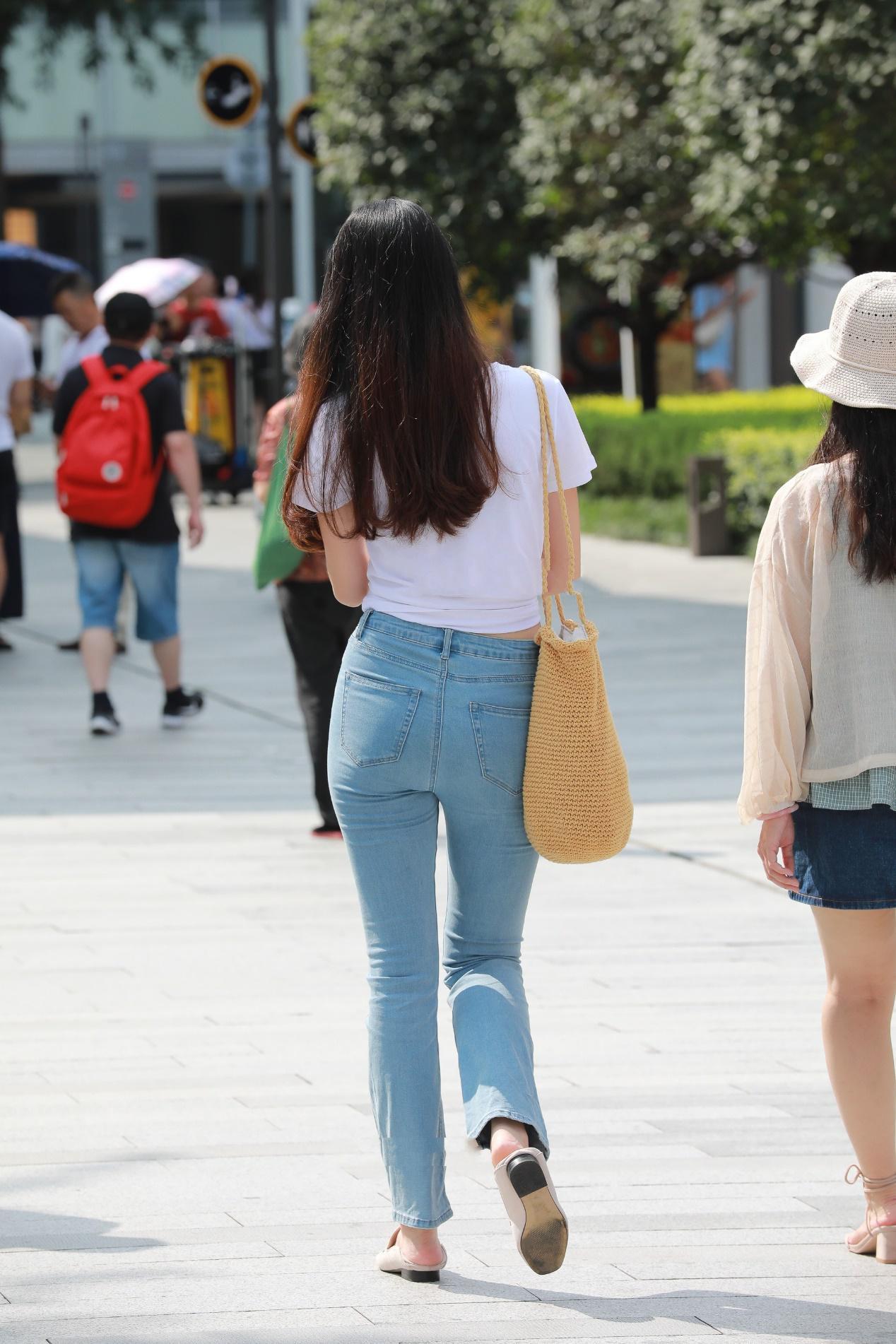  牛仔裤|短袖独特设计, 配上浅色牛仔裤