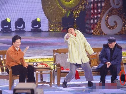 春晚 最失败的一届春晚,现场观众太尴尬,播出11天《新闻联播》道歉