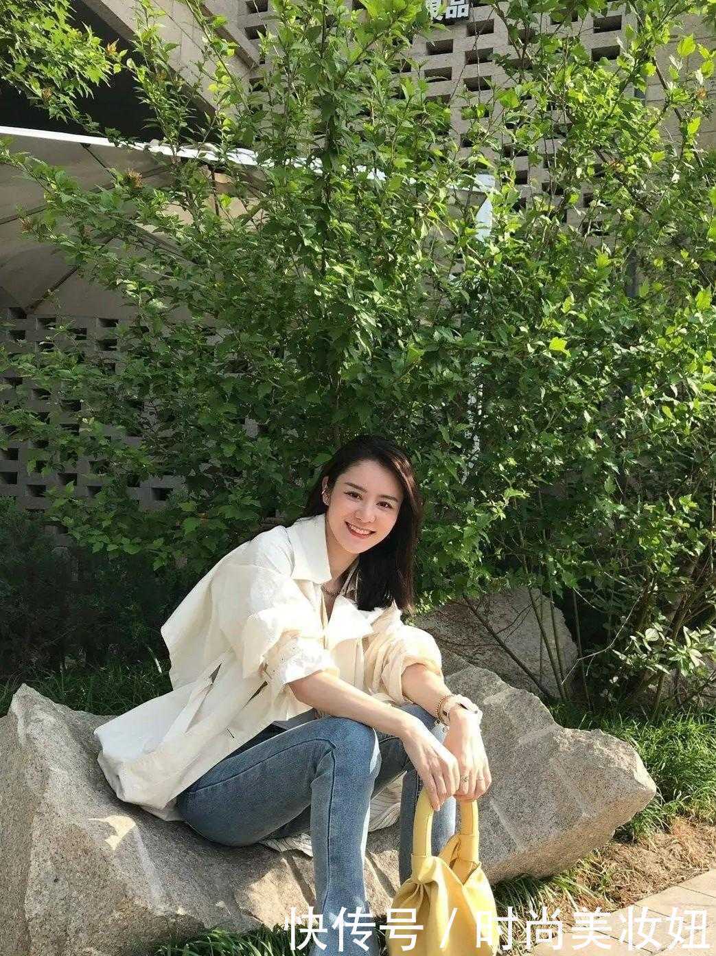 搭配|林峯老婆真懂高级穿搭技巧,风衣配牛仔裤,穿出满满的大牌范