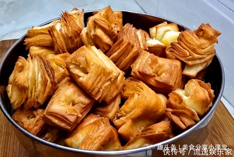 大厨|大厨分享好吃的面食做法,面粉加上牛奶下锅一炸,外酥里嫩吃着香