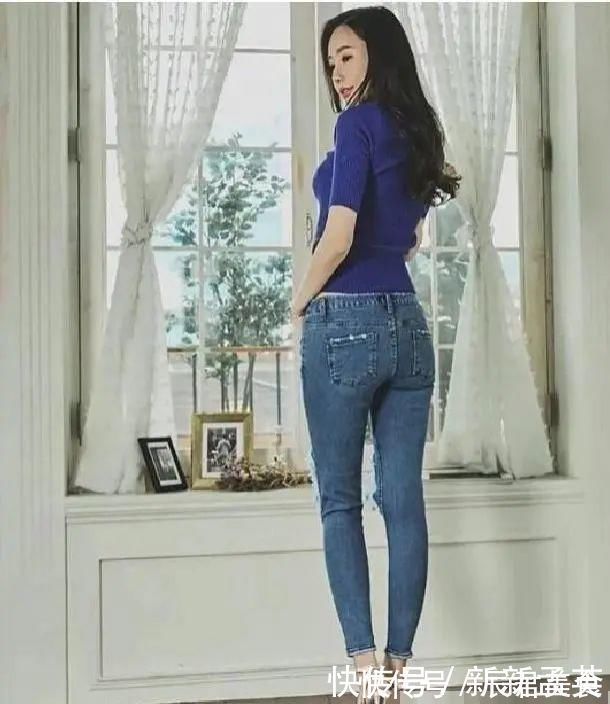 成熟 牛仔裤突出了女性成熟优雅的气质,展现完美的身材比例