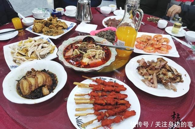 晒500一桌的农村宴席,网友这太实惠了,在城里至少1千!