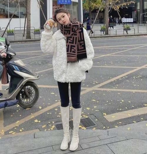 天气转暖，脱了羽绒服，现在穿什么外套更时髦？