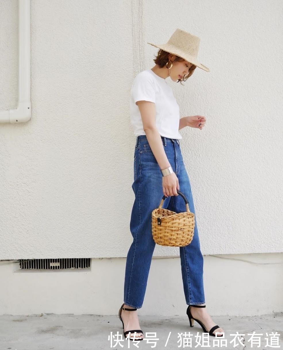 穿白T太俗?那是你不懂!她的“穿搭要点”全是小心机,自拿不谢