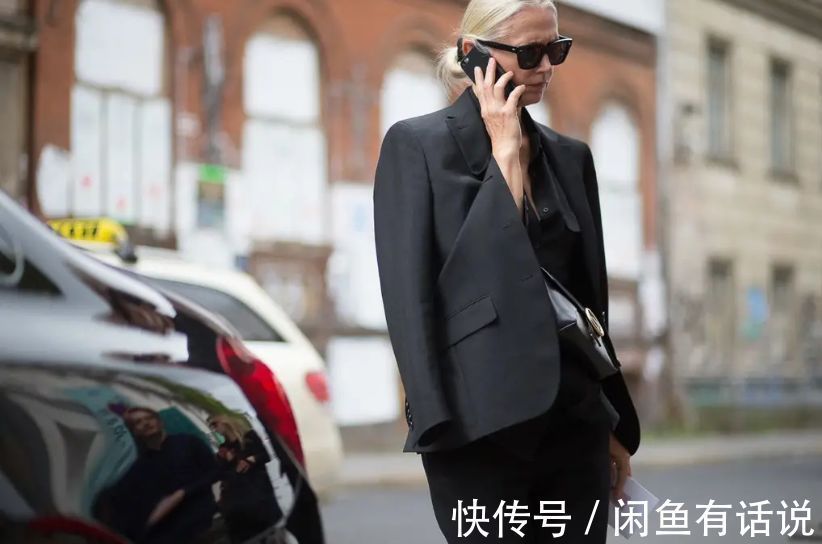 chris|60岁阿姨把黑大衣穿得好惊艳,头发花白还扎个啾啾,我也不怕老了