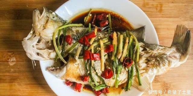 换成|做清蒸鱼时,把料酒换成这味料,肉嫩无腥味,鲜上加鲜味道好