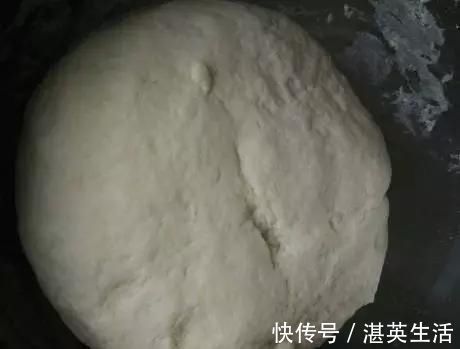 蒸馒头,把酵母直接放面粉里是不对的,教你正确做法,馒头白又香