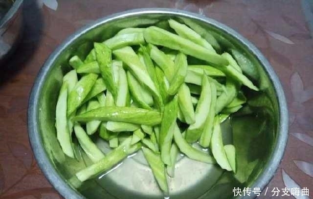 搅拌均匀|大家看今天分享的菜饼子是不是很诱人?能猜出来是哪种菜做的吗?