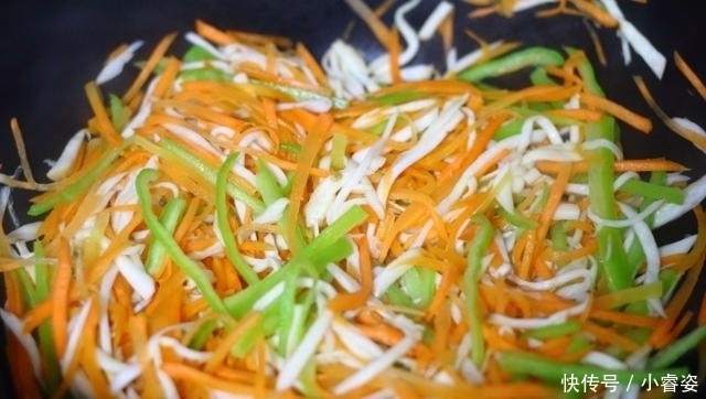 青椒|胡萝卜这样做,色香味全,营养丰富,简单炒一炒,5分钟就搞定