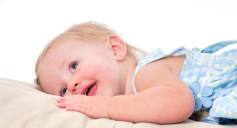 趴着睡|你知道婴儿能不能趴着睡觉吗？这很重要，你必须要知道！