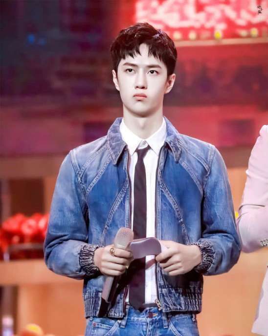 王一博|王一博卖惨翻车彩排时身体不适还吐了,结束后却偷吃食物